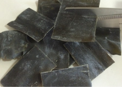 だし昆布を2~5cm角にカット