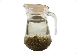 だし昆布を水に漬ける